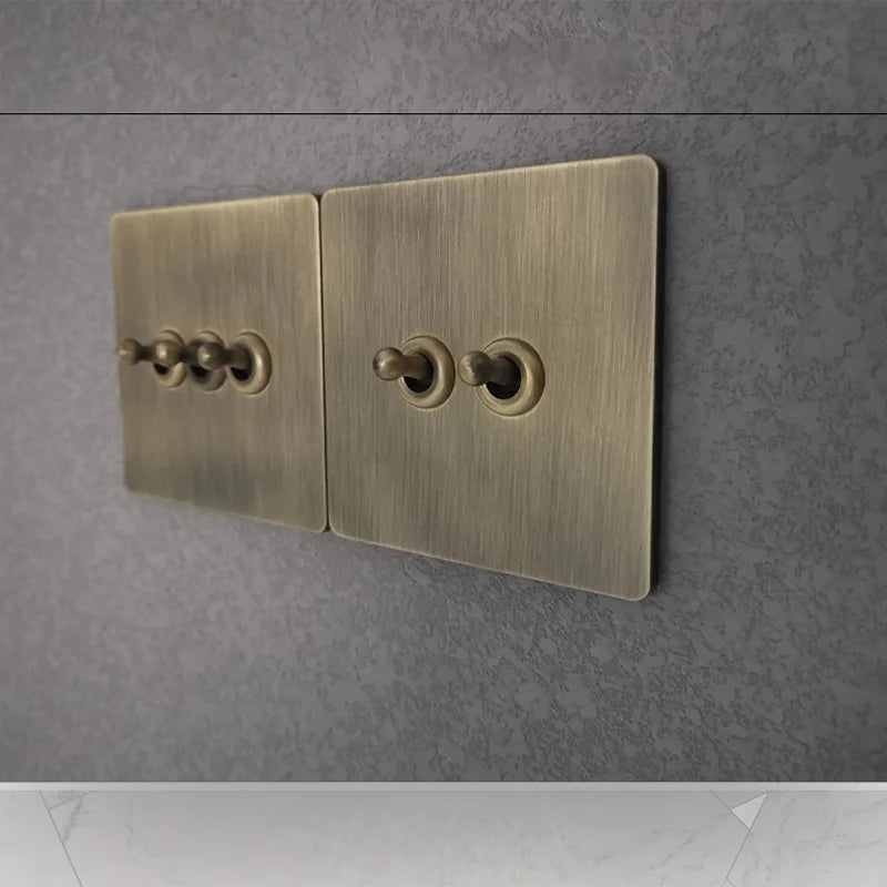 Verdín · interruptor de palanca sobre panel verde-bronce antiguo en pared con madera oscura