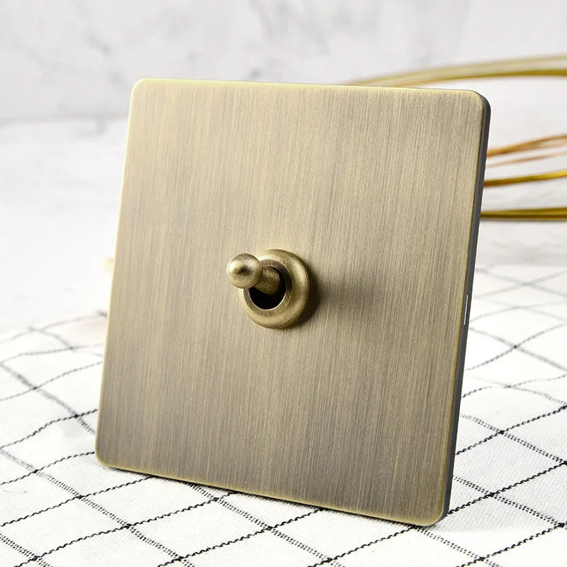 Verdín · interruptor de palanca sobre panel verde-bronce antiguo en pared con madera oscura