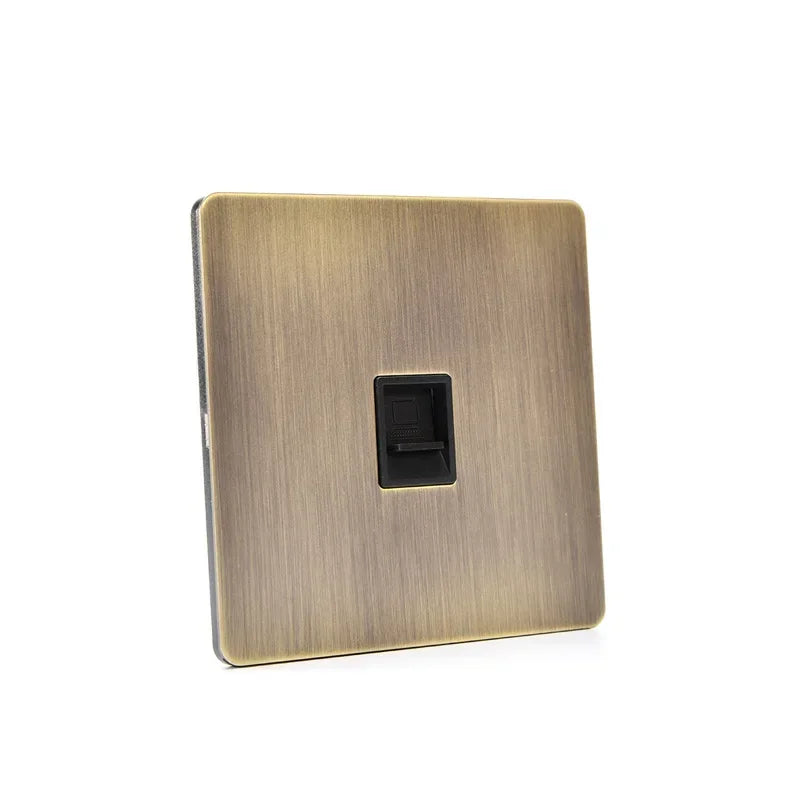 Verdín · interruptor de palanca sobre panel verde-bronce antiguo en pared con madera oscura