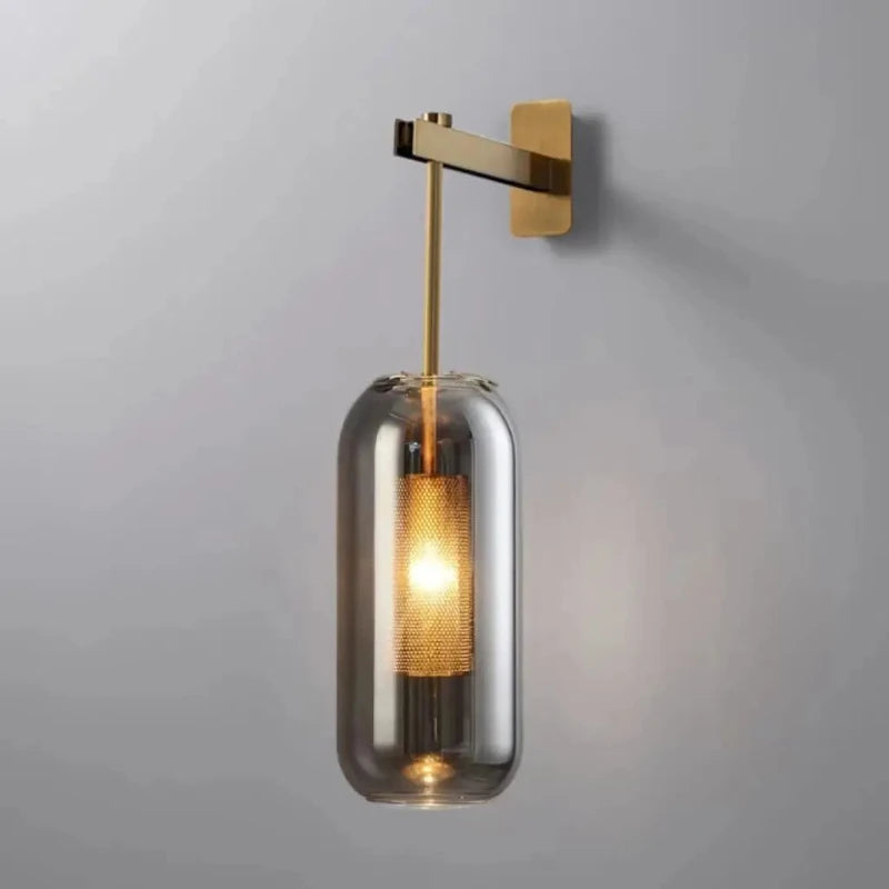Velada · aplique de pared en cristal y latón dorado sobre mesita de noche