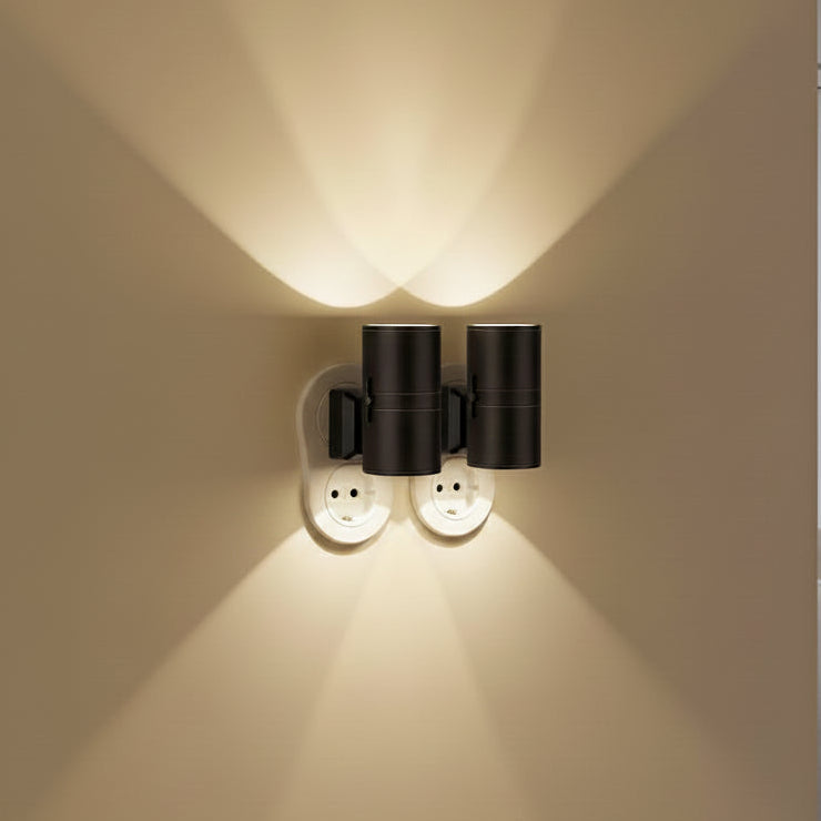 Pábilo · luz nocturna cilíndrica enchufada en pasillo de noche con luz cálida tenue