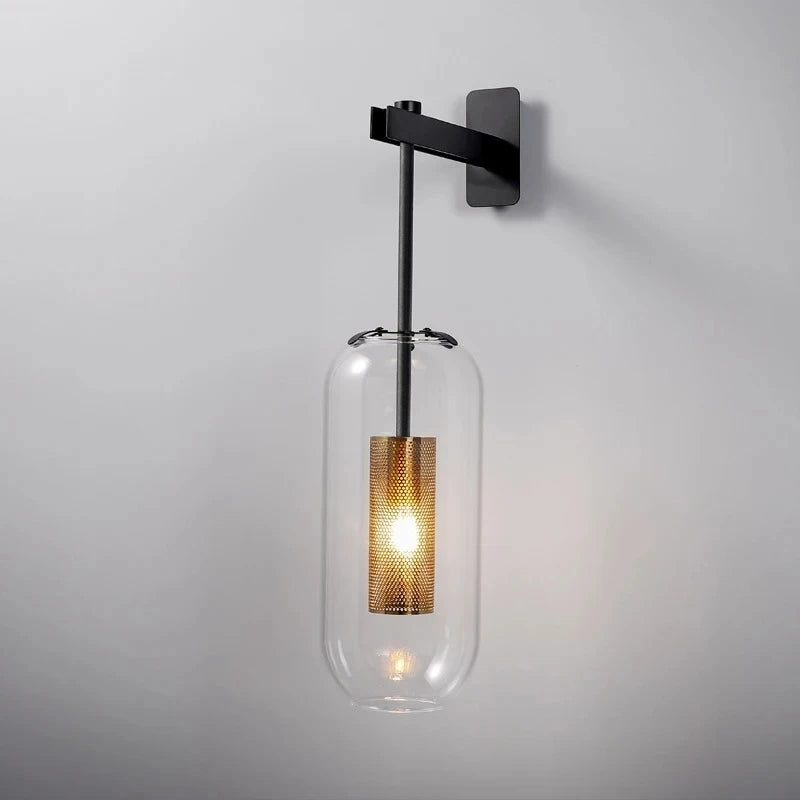 Velada · aplique de pared en cristal y latón dorado sobre mesita de noche