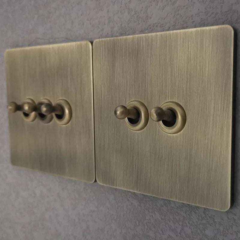 Verdín · interruptor de palanca sobre panel verde-bronce antiguo en pared con madera oscura
