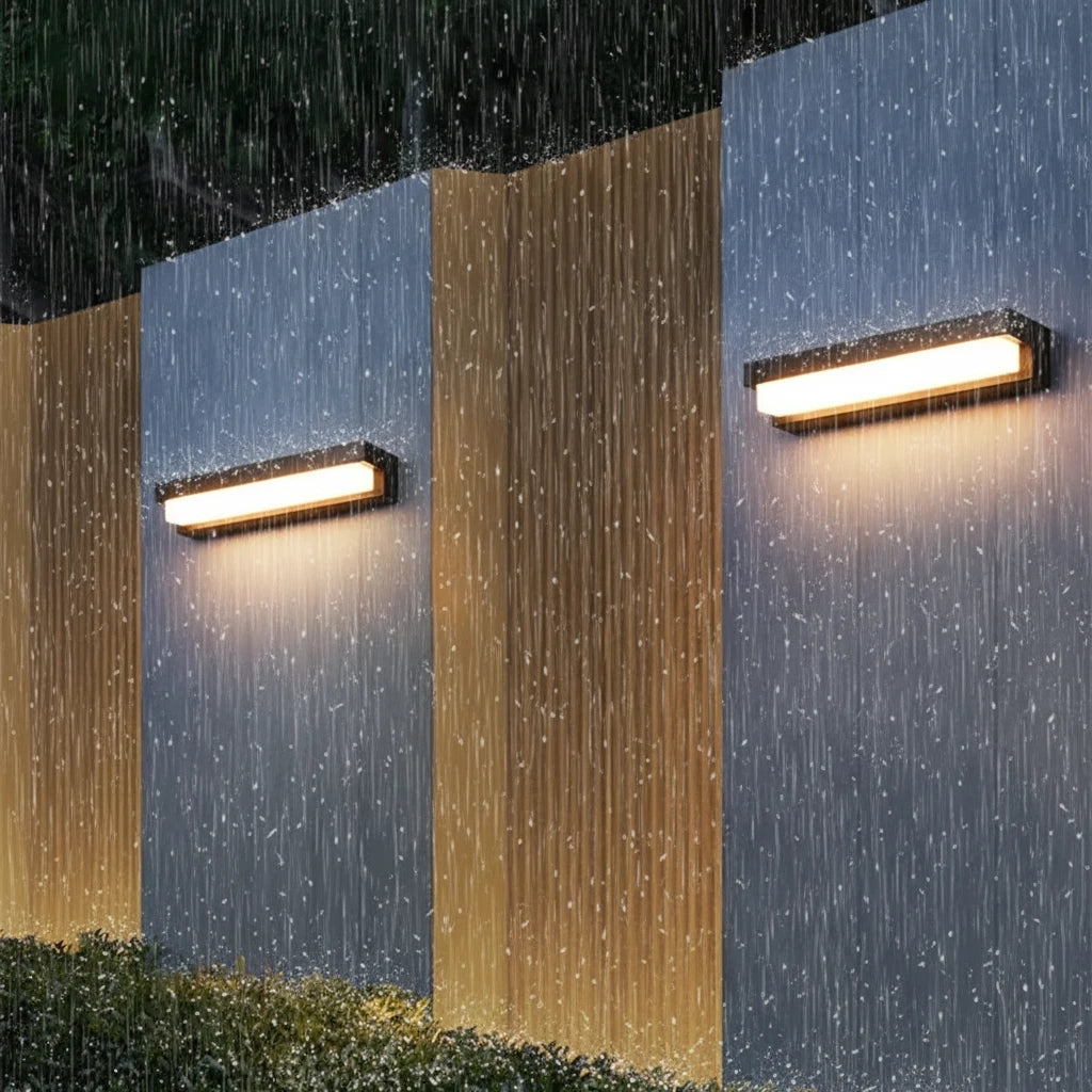 Umbral · aplique solar iluminando un muro de piedra junto a la puerta de entrada al anochecer