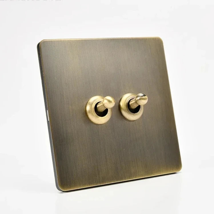Verdín · interruptor de palanca sobre panel verde-bronce antiguo en pared con madera oscura