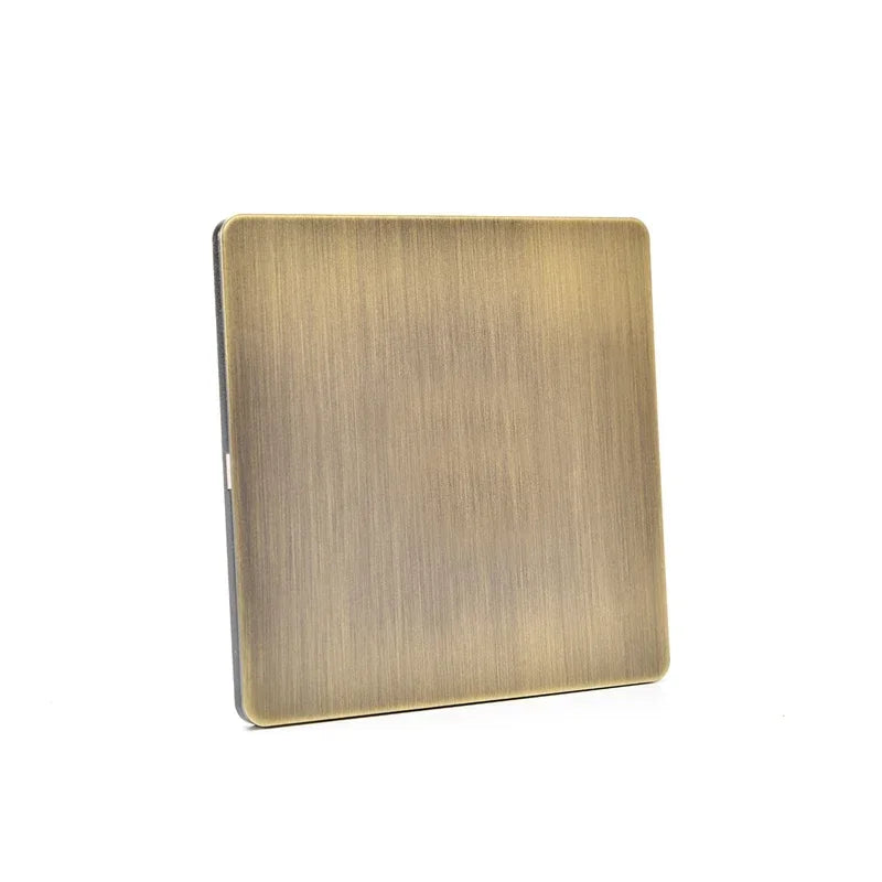 Verdín · interruptor de palanca sobre panel verde-bronce antiguo en pared con madera oscura