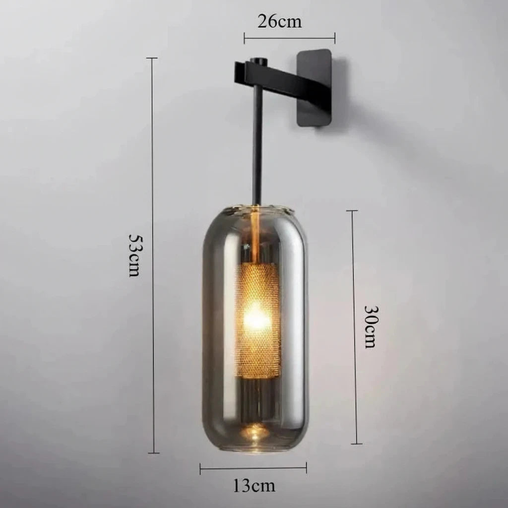 Velada · aplique de pared en cristal y latón dorado sobre mesita de noche