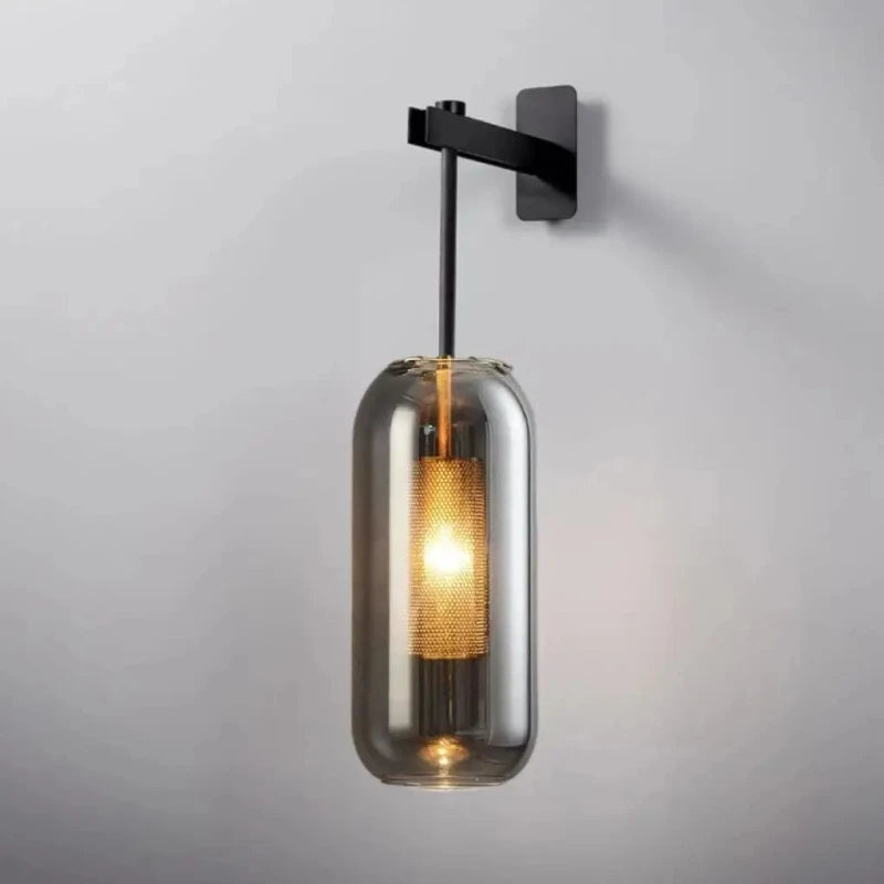 Velada · aplique de pared en cristal y latón dorado sobre mesita de noche